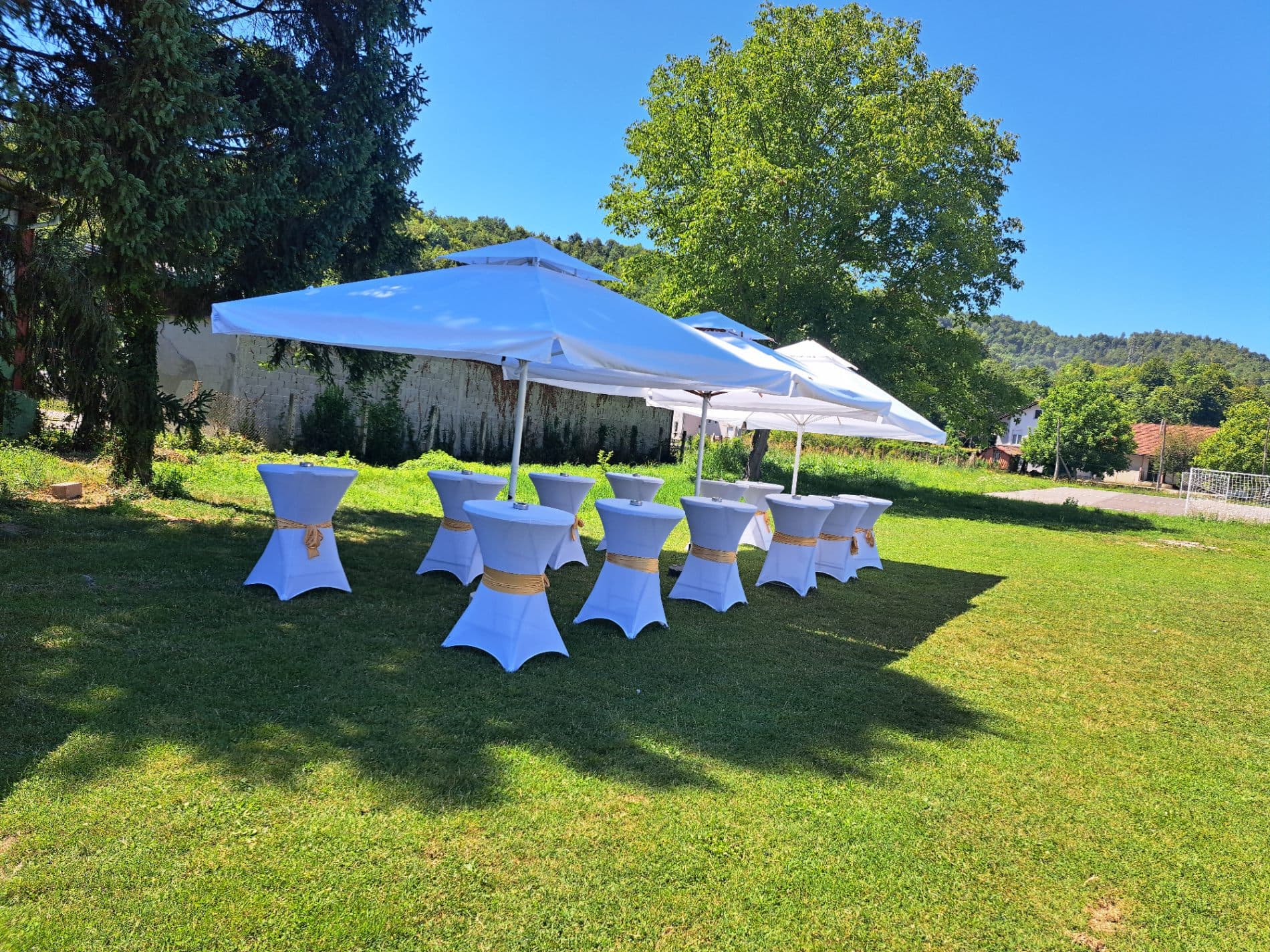 Iznajmljivanje visećih stolova, bijelih suncobrana, hladnjača, usluge konobara 5