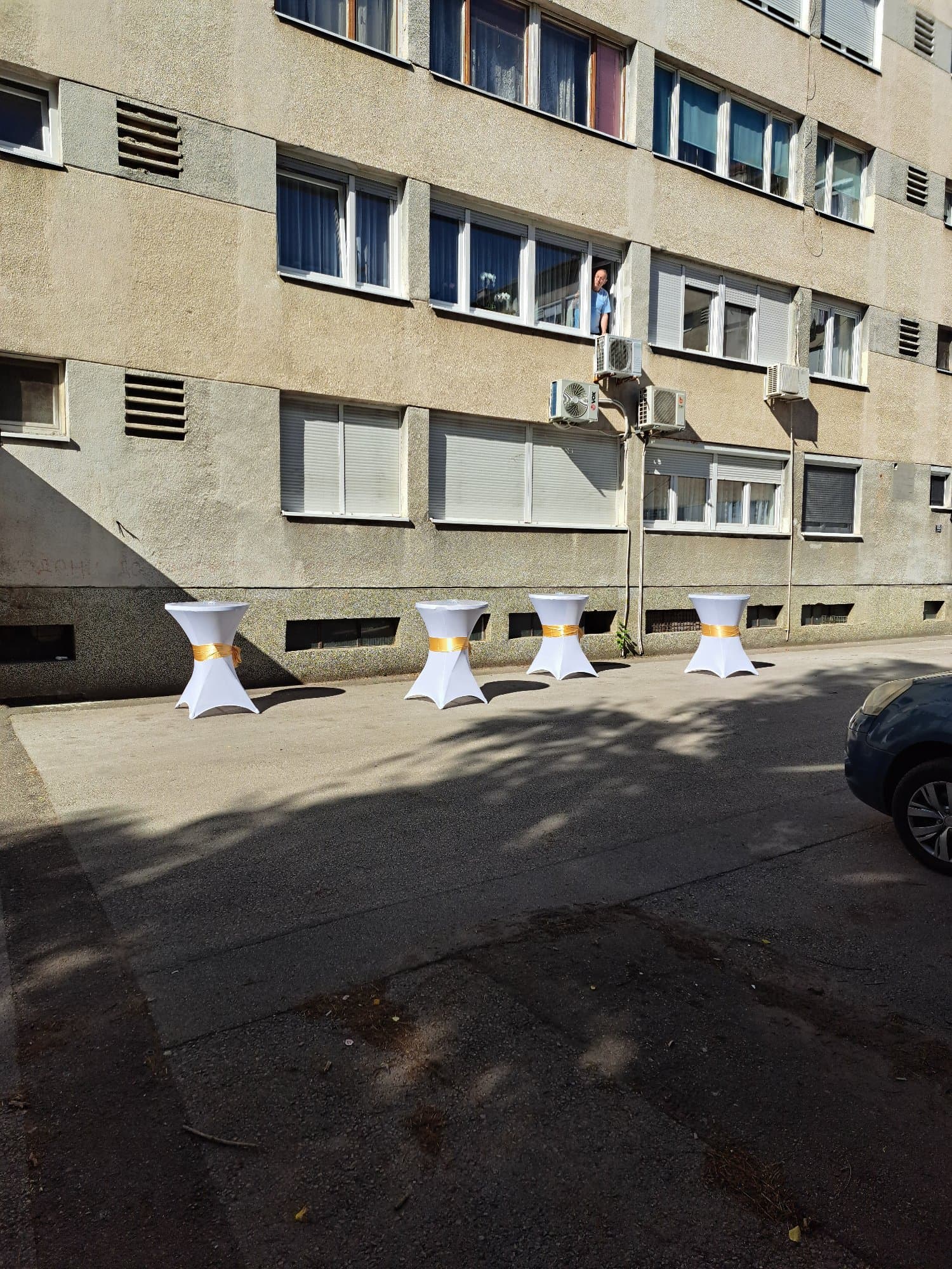 Iznajmljivanje visećih stolova, bijelih suncobrana, hladnjača, usluge konobara 6